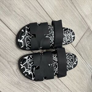 Hermes men’s Black and White Graphic chypre Sandals